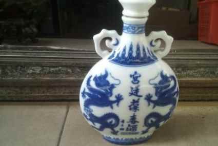 我爸爸今年快五十了，比较喜欢喝酒，我给他送什么酒比较合适？宫廷葆春酒合适吗？