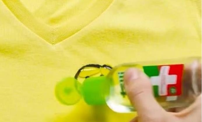 怎样去除衣服上的荧光笔印？