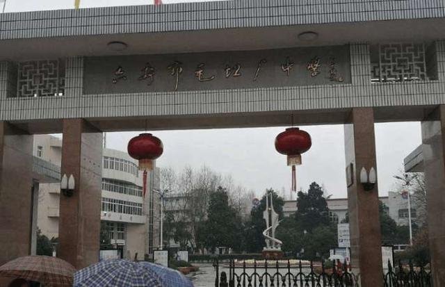 毛坦厂复读班开学,最高学费达到38000,近万学生开始人生煎熬?