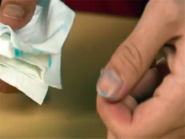 如何不用洗甲水而去除指甲油
