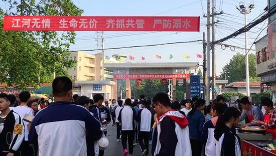 毛坦厂复读班开学,最高学费达到38000,近万学生开始人生煎熬?