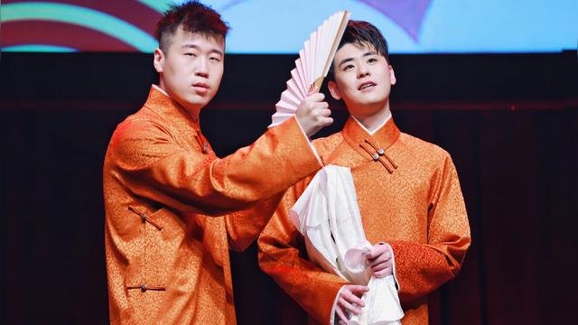 通过唱小曲大火的张云雷,和郭德纲有何关系?他对郭德纲怎么称呼?