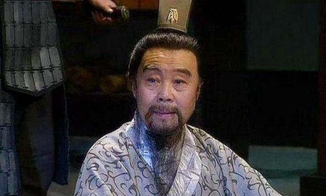 四岁就懂让梨的孔融,长大后为什么会被曹操给杀死了?