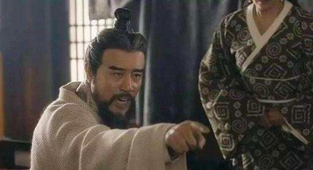 四岁就懂让梨的孔融，长大后为什么会被曹操给杀死了？