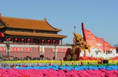 上联:举国欢庆庆国庆.下联是什么?