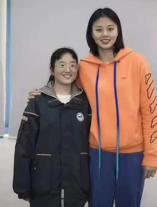 心善人美,中国女排龚翔宇默默资助贫困学生三年,获球迷称赞,如何评价?
