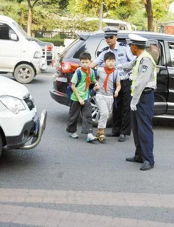 如何看待交警跳跃式接小学生过马路一事?