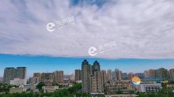 西安天空出现奇异云层，为何会产生这种“阴阳天”