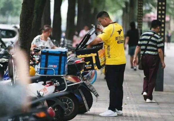 快递员与外卖员都是工作超11小时，为何工资差距那么大？