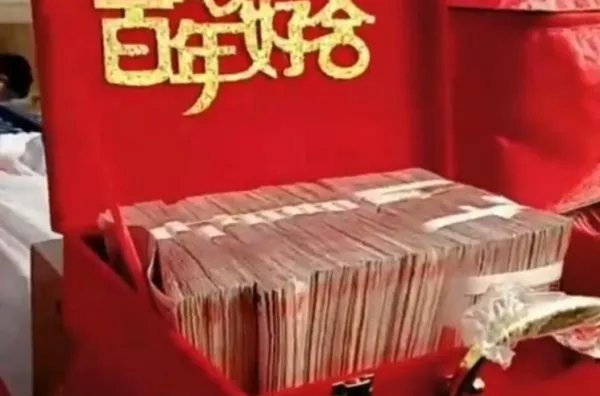 村民订婚摆巨额现金彩礼被通报,你能接受巨额现金彩礼风俗吗?
