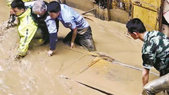 民警嘶吼50分钟喊村民起床是怎么回事？