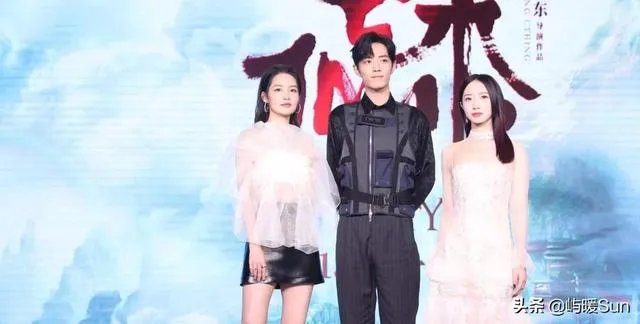 如何看待肖战搂李沁脖子?