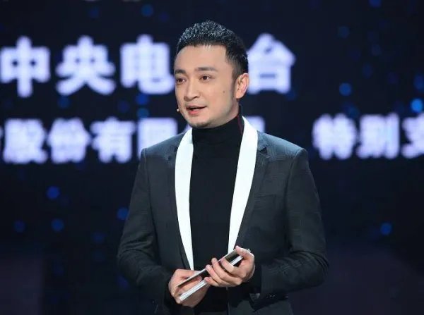 对郑爽直接开骂,央视一哥尼格买提的妻子是一个怎么样的人?