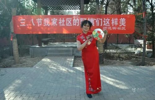 阿姨们照相带7条丝巾,你怎么看?