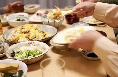 31岁小伙吃隔夜菜竟然瘫痪失明,那为什么那么多人吃隔夜菜都没事?