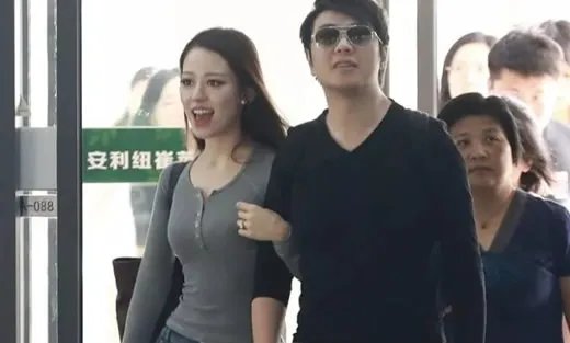 郎朗机场亲密挽手照片曝光:甜蜜的画面及妻子资料