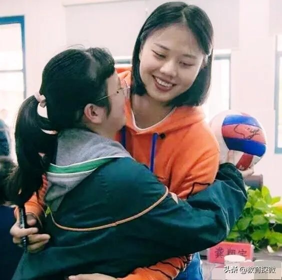 心善人美,中国女排龚翔宇默默资助贫困学生三年,获球迷称赞,如何评价?