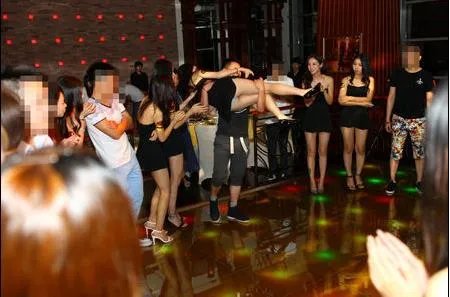 showgirl游艇门过程及内部照片：不堪入目的互动场面
