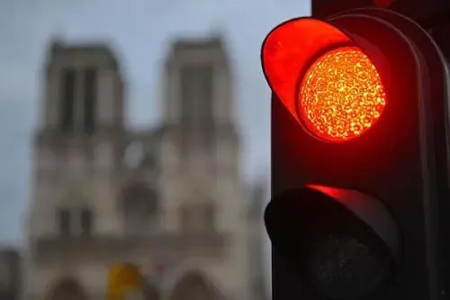 江西一司机因避让闯红灯老人摔倒离世,此事故会如何定责?