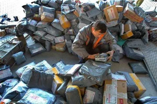 快递员与外卖员都是工作超11小时，为何工资差距那么大？