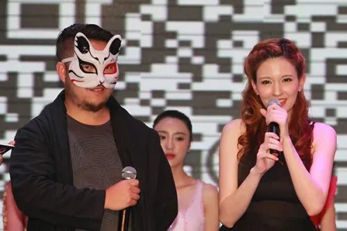 泷泽萝拉贴身服务15年 这个男人究竟是谁？