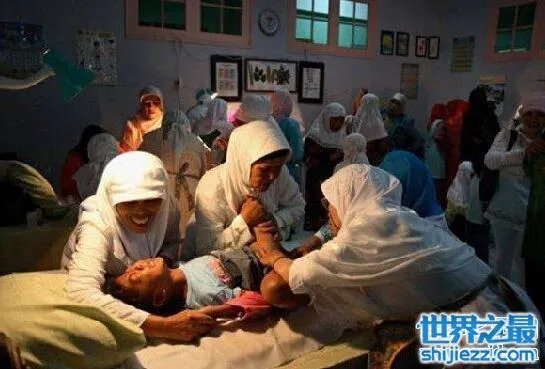 印尼女孩割礼后图片,毫无人性的传统(触目惊心)