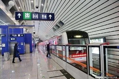 地铁安检员怼问路乘客被停职，这样是否处罚过重？