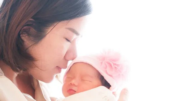 孩子老吐奶怎么回事呢？如何预防新生儿吐奶？