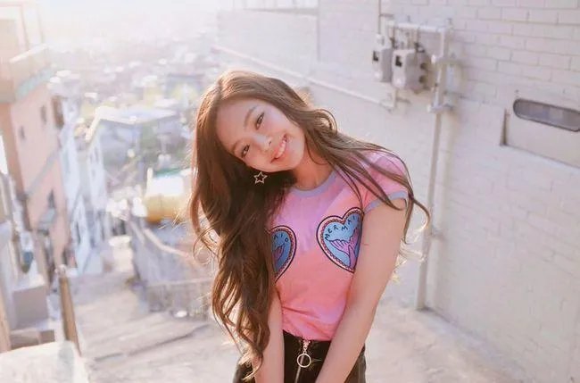 Jennie春游照很惊艳,为何明星拍的照片都很好看呢?