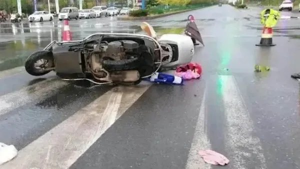 江西一司机因避让闯红灯老人摔倒离世,此事故会如何定责?