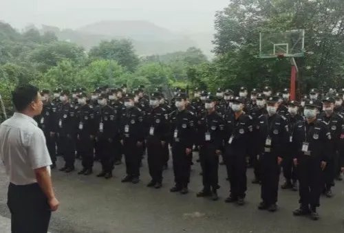 深圳地铁保安要求乘客给外国人让座,这名保安为什么要这么做?