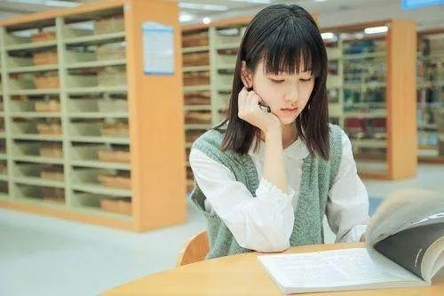 陈都灵是哪一年被评选为校花校草“女神排行榜”冠军？