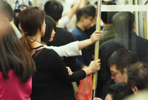 深圳地铁保安要求乘客给外国人让座,这名保安为什么要这么做?