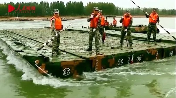 舟桥部队35分钟在黄河飞架浮桥,浮桥与门桥有何区别?