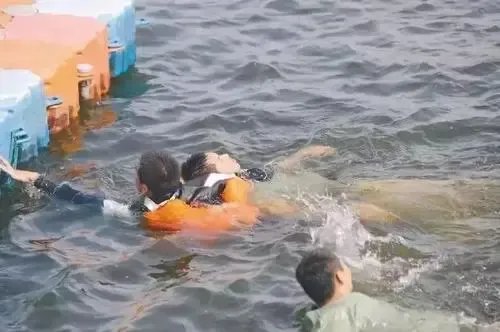 河南一女子为救儿子,从十米高桥跳下双双溺水,事件的背后我们该反思什么?