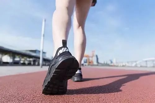 校方回应女生遭学姐体罚致残,涉事女子目前的状况如何?