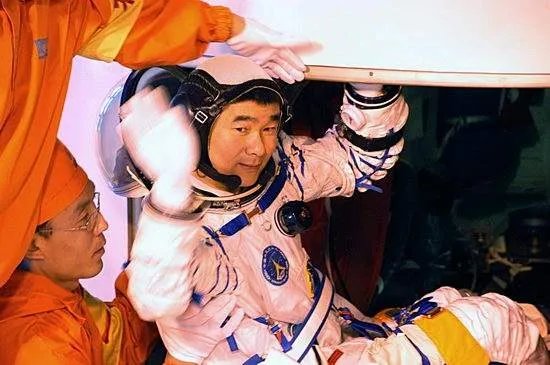 神舟7号的航天员是谁?