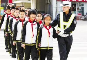 如何看待交警跳跃式接小学生过马路一事?