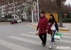 如何看待珠海一名15岁男孩飙车撞路基摔死,过路司机好心报警却赔51万?