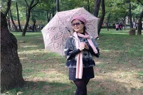 阿姨们照相带7条丝巾,你怎么看?