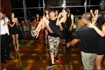 showgirl游艇门过程及内部照片：不堪入目的互动场面