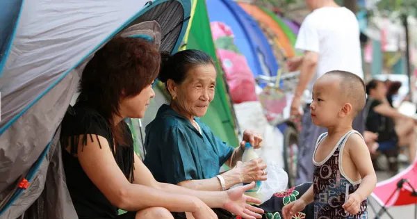 为抢幼儿园名额家长提前5天排队?
