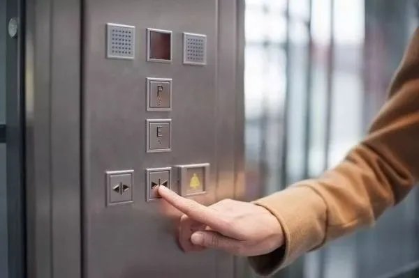 有没有人知道废旧电梯回收是按照什么标准收费的?