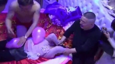 新娘要8800下车钱，你觉得这种习俗如何？