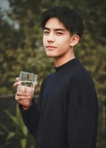 宋威龙在哪所学校上学 年龄这么小就不上学吗
