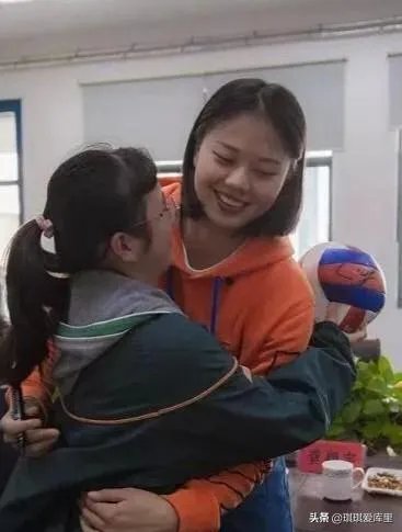 心善人美,中国女排龚翔宇默默资助贫困学生三年,获球迷称赞,如何评价?