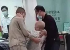 网传老人被抬进银行办业务,官方是如何回应的呢?