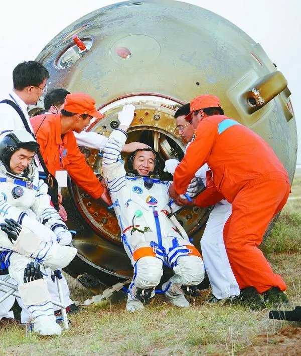 神舟7号的航天员是谁?