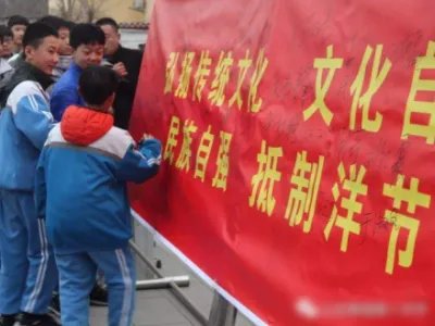 哈工大回应学生举报宿管过洋节,学生反应是不是过激了?