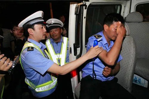 市民穿睡衣出行被公开曝光,为何网友却称城管很闲?